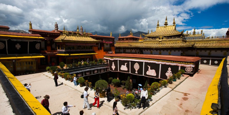 Jokhang Temple in Lhasa Travel: Reviews, Entrance Tickets, Travel Tips ...